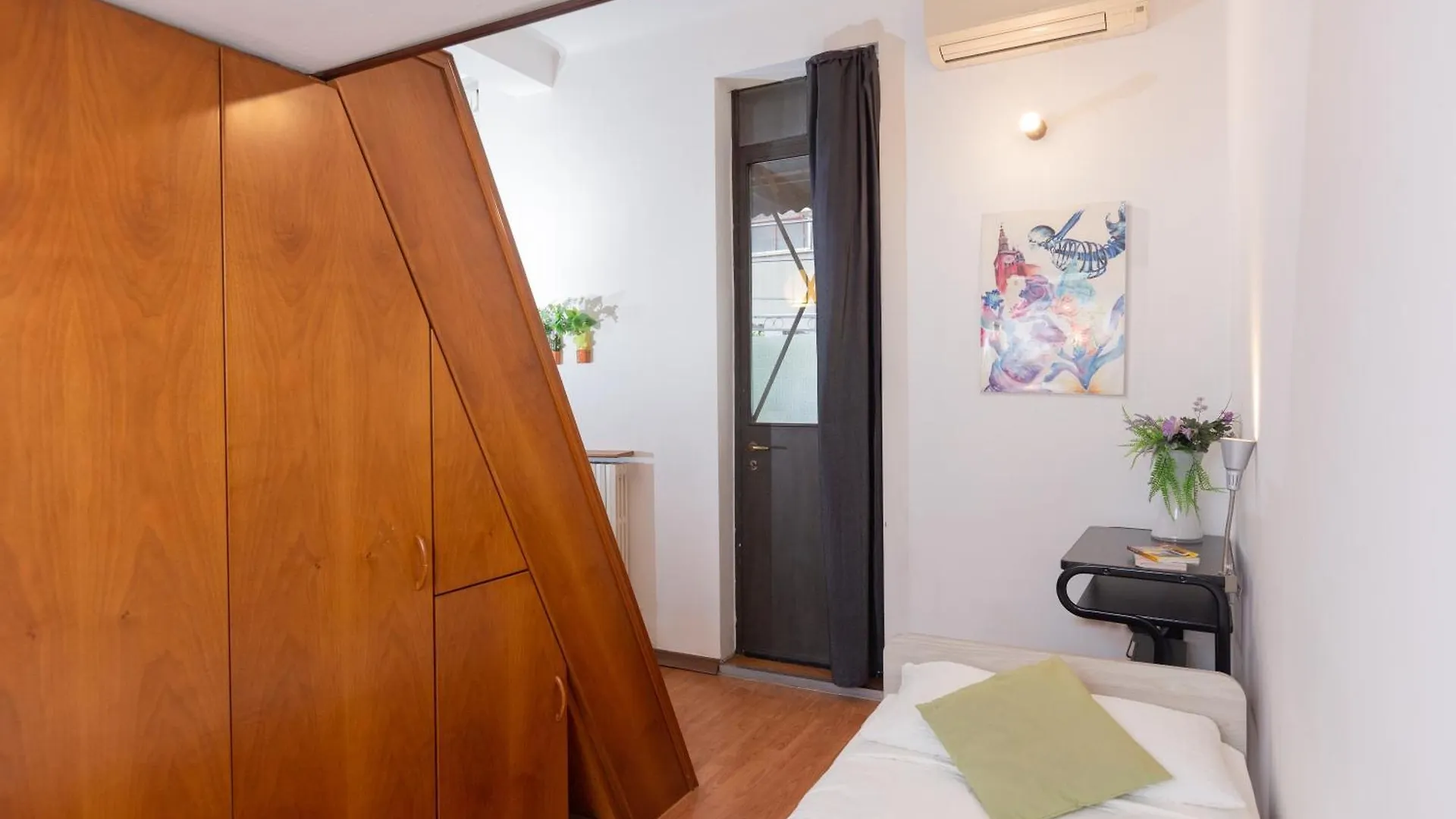 Soft Colors Exclusive Apartment - Navigli District - M2 Milaan 0*,  Italië